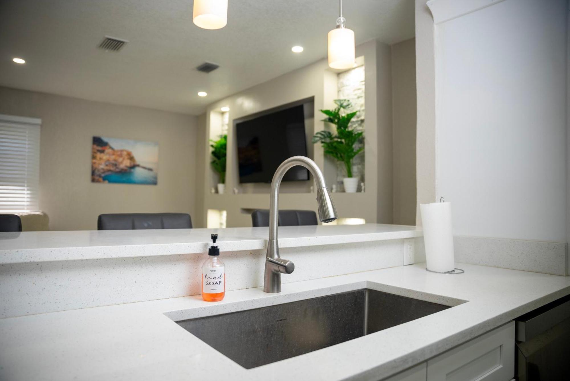 Stunning Modern Home In Tampa With Pool - Just 5 Minutes From Airport! 外观 照片